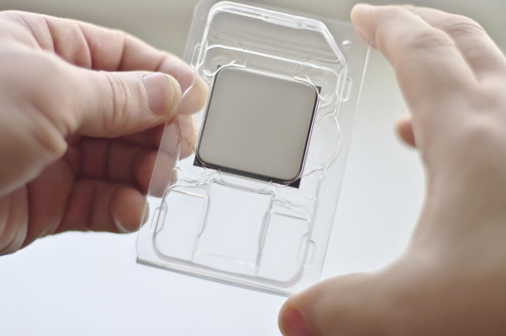 thermoformed plastic casing for electronic media